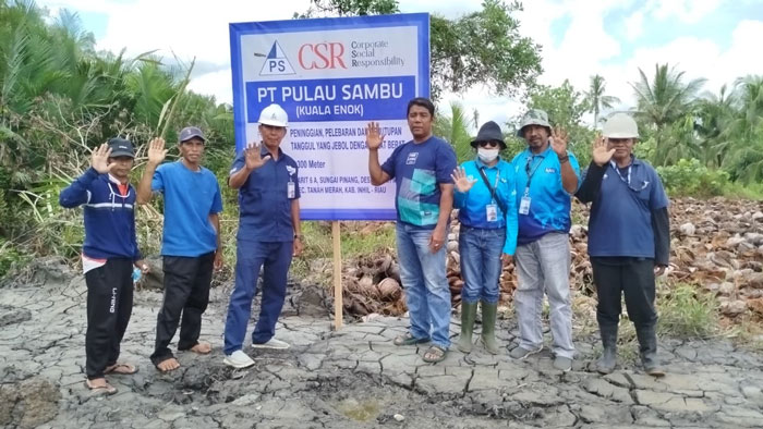 PT Pulau Sambu di Kuala Enok menyerahkan tanggul pada 14 Oktober 2025 sebagai pelindung kebun masyarakat di Parit 6.a Sungai Pinang, Desa Tanah Merah, Kecamatan Tanah Merah, Kabupaten Indragiri Hilir.