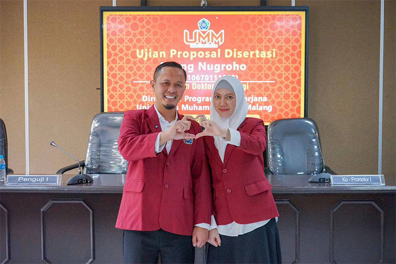 Wako Agung Nugroho bersama istri Sulastri Agung foto bersama usai menjalani sidang proposal disertasi di Universitas Muhammadiyah Malang, Jumat (17/10/2025).
