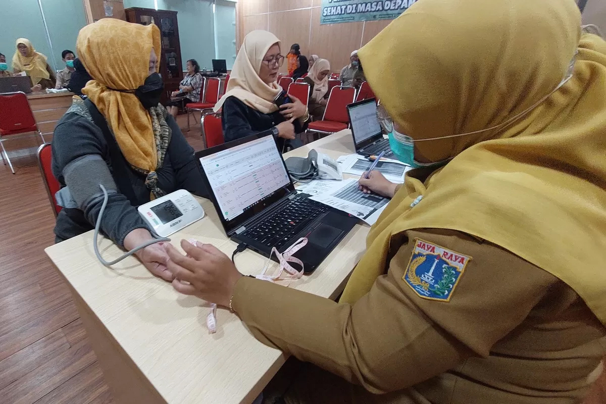 Sejumlah warga melakukan cek kesehatan di Puskesmas Pulogadung, Jakarta, beberapa waktu lalu.