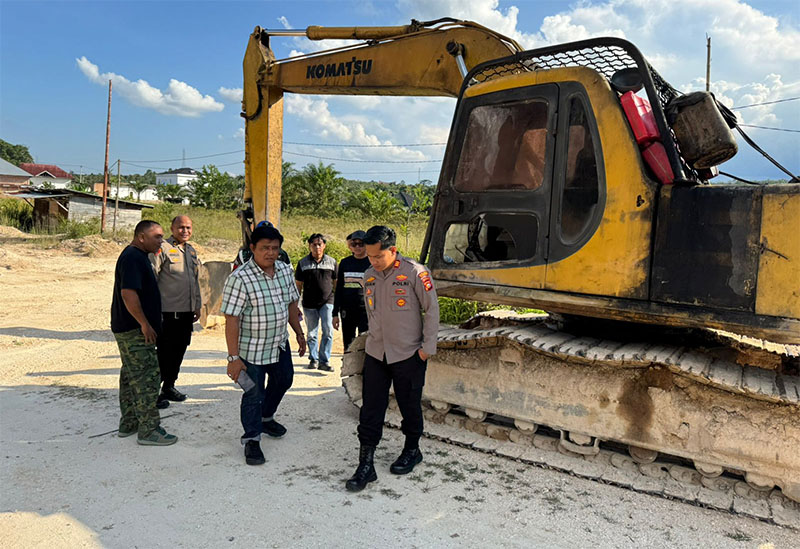 Aparat gabungan dari Satreskrim Polres Kampar dan Intel Kodim 0313/KPR menggerebek lokasi galian C ilegal di Kelurahan Langgini, Kecamatan Bangkinang Kota, Kabupaten Kampar