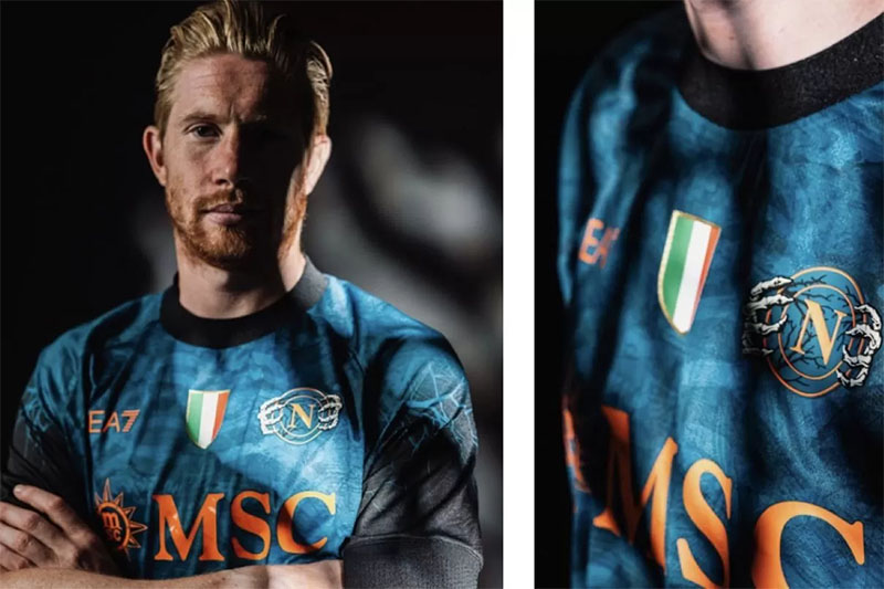 Ada tangan mencengram huruf N di jersey spesial Napoli bertema Halloween
