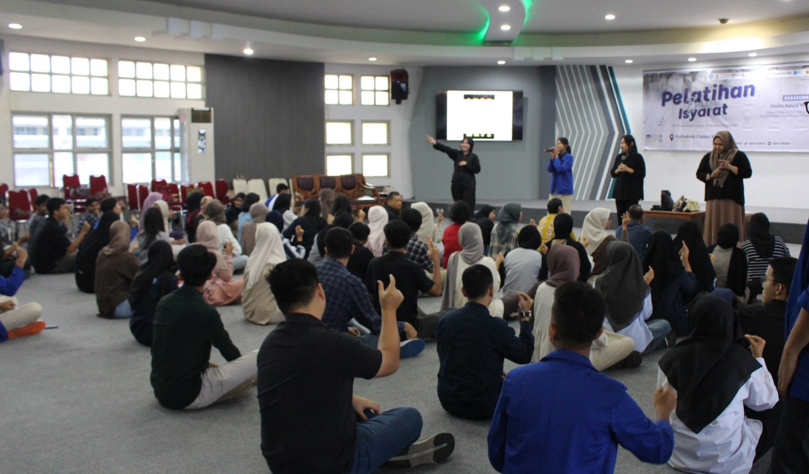 Peserta pelatihan bahasa isyarat Indonesia (Bisindo) mengikuti gerakan yang diajarkan Gerkatin di gedung utama Politeknik Caltex Riau (PCR), baru-baru ini.