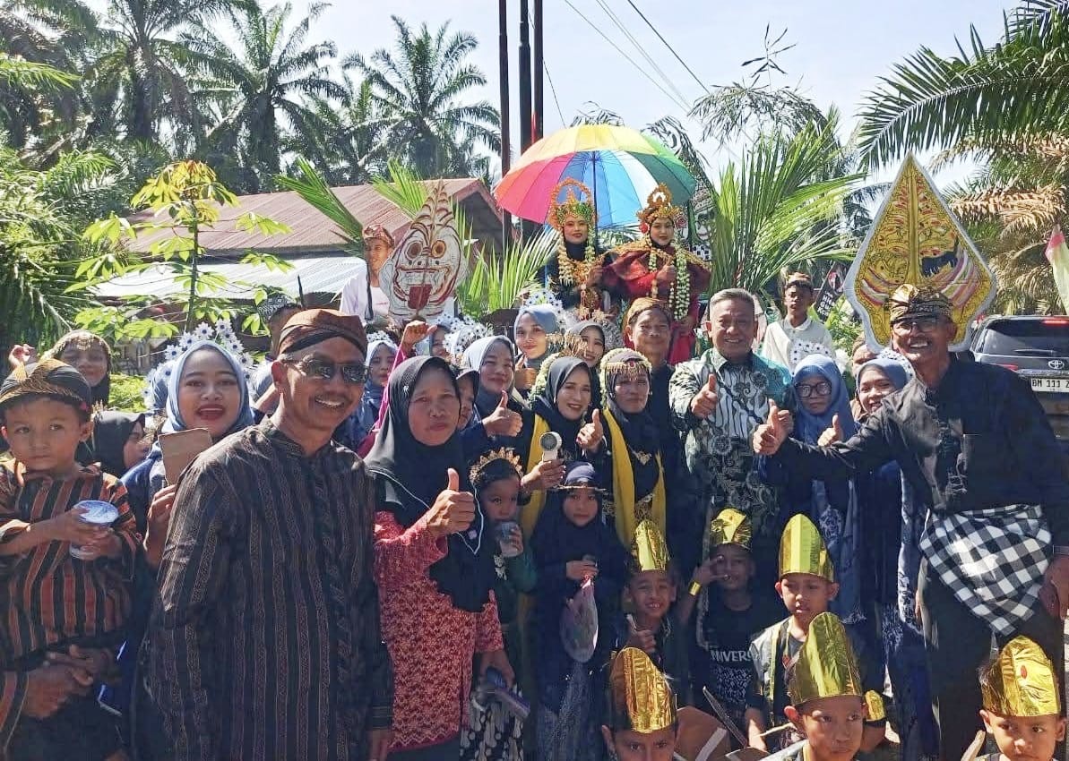 Bupati Rohul Anton foto bersama dengan sejumlah masyarakat dalam acara Karnaval Budaya Dalam Rangka Hari Jadi Desa Boncah Kesuma, Kecamatan Kabun, Sabtu (19/10/2025).