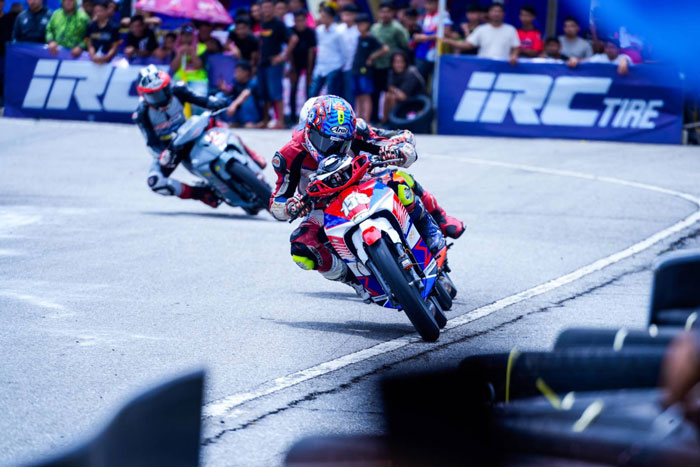 Para pebalap adu kecepatan saat Sumatera Cup Prix (SCP) 2025 yang digelar di Sirkuit Sport Center Bangkinang, Ahad (19/10/2025).