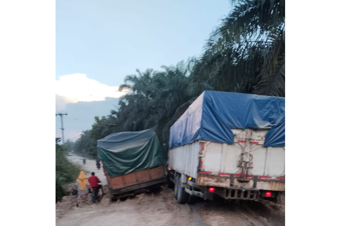 Ruas jalan Desa Sako-Desa Sungai Langsat Kecamatan Pangean kembali rusak, Ahad (19/10/2025). Kecamatan Pangean minta perusahaan lakukan perbaikan sesuai kesepakatan.