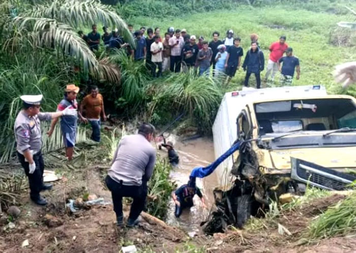 Personel Sat Lantas Polres Pelalawan melakukan evakuasi kecelakaan Beruntun di Jalan Lintas Timur (Jalintim) KM 53, Kecamatan Bandar Seikijang, Sabtu (18/10/205) sore.