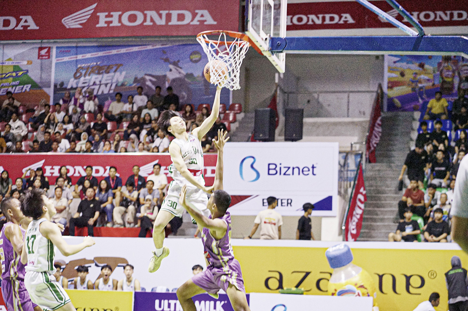 Pemain SMA Darma Yudha Pekanbaru (kiri) diadang pemain SMA Witama Pekanbaru saat berupaya memasukkan bola ke ring dalam pertandingan Honda DBL with Kopi Good Day 2025 Riau di Gelanggang Remaja, Pekanbaru, Ahad (19/10/2025).