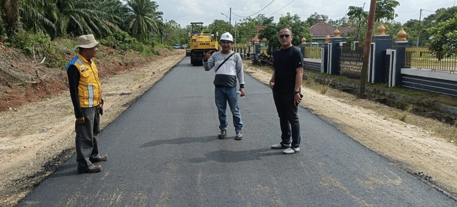 Meninjau Proyek: Kabid Bina Marga Dinas PUPR Rohul Rasis Rades ST (kanan) meninjau pelaksanaan proyek pengaspalan di ruas jalan kelompok Tani-BLK Kecamatan Pematan Rambah, baru-baru ini.