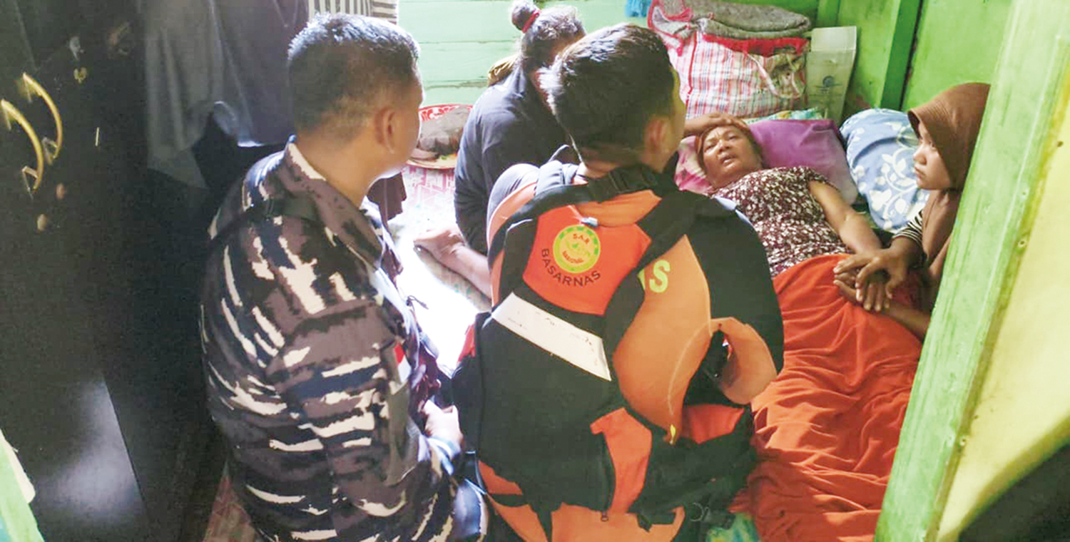 BERBARING: Zaleha alias Ayang binti Jantan (66), warga Desa Anak Setatah berbaring di rumahnya setelah ditemukan petugas pasca-dilaporkan hilang saat mencari kerang di Pantai Parit Besar, Ahad (18/10/2025) pagi.