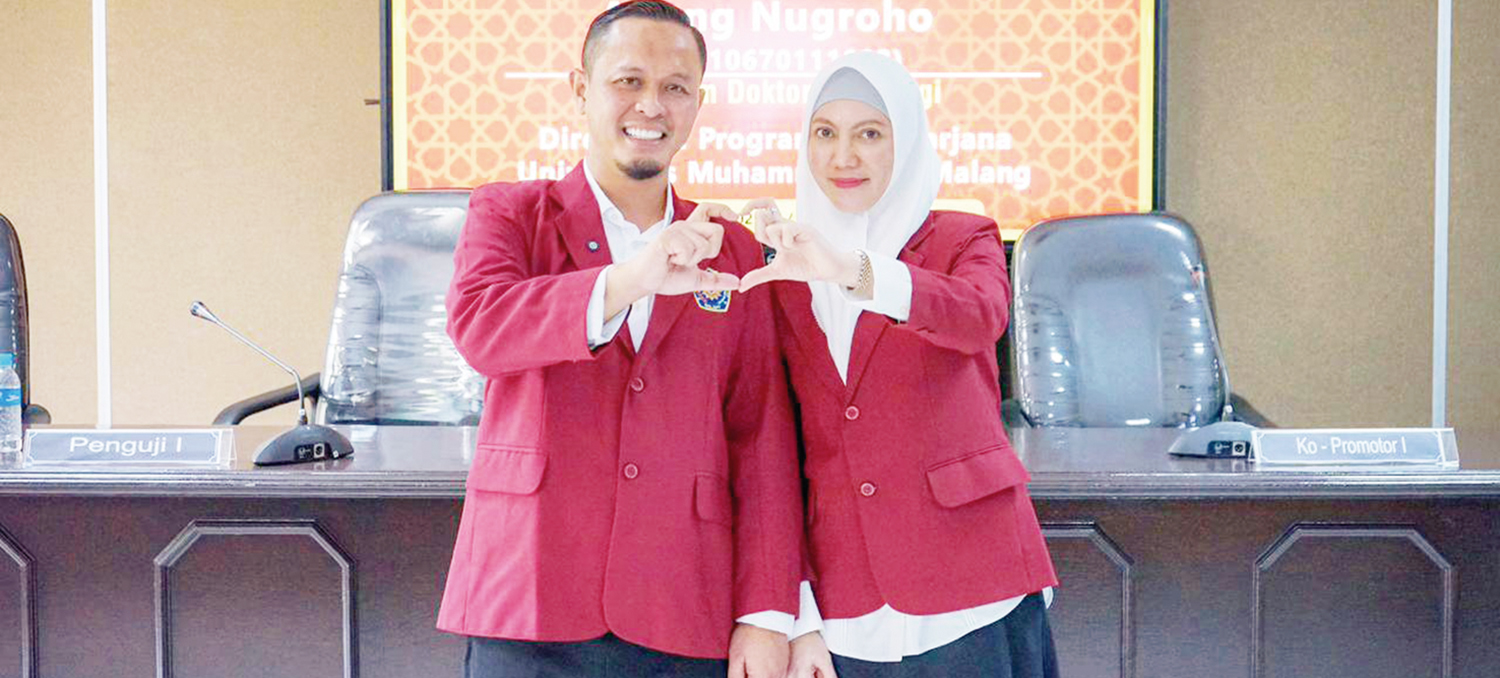 FOTO BERSAMA: Wako Pekanbaru Agung Nugroho bersama sang istri Sulastri Agung yang juga Ketua TP PKK Pekanbaru berfoto bersama usai menjalani sidang proposal disertasi di Universitas Muhammadiyah Malang, Jumat (17/10/2025).