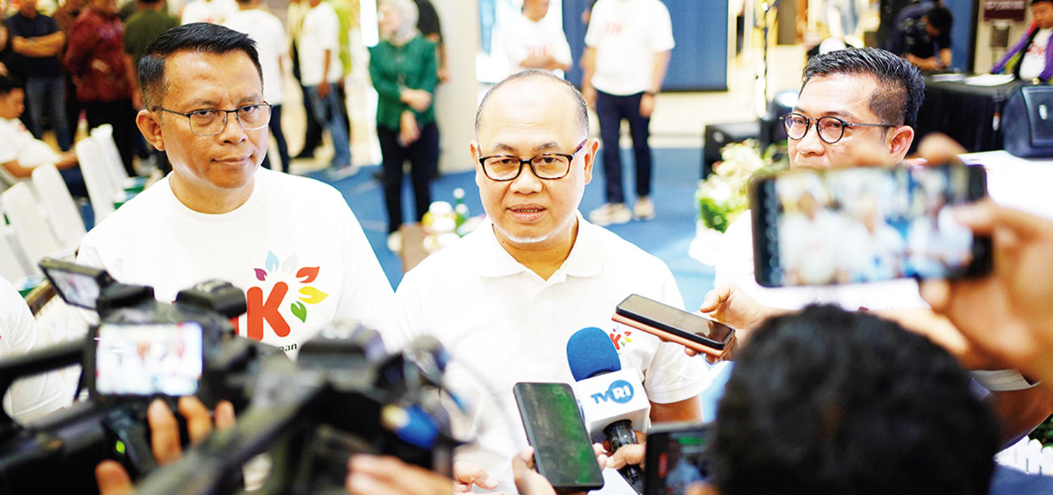 Diwawancarai: Kepala OJK Riau Triyoga Laksito saat diwawancarai media di sela kegiatan FinEXPO 2025 yang berlangsung di Mal Ciputra Pekanbaru, akhir pekan lalu.&nbsp;
