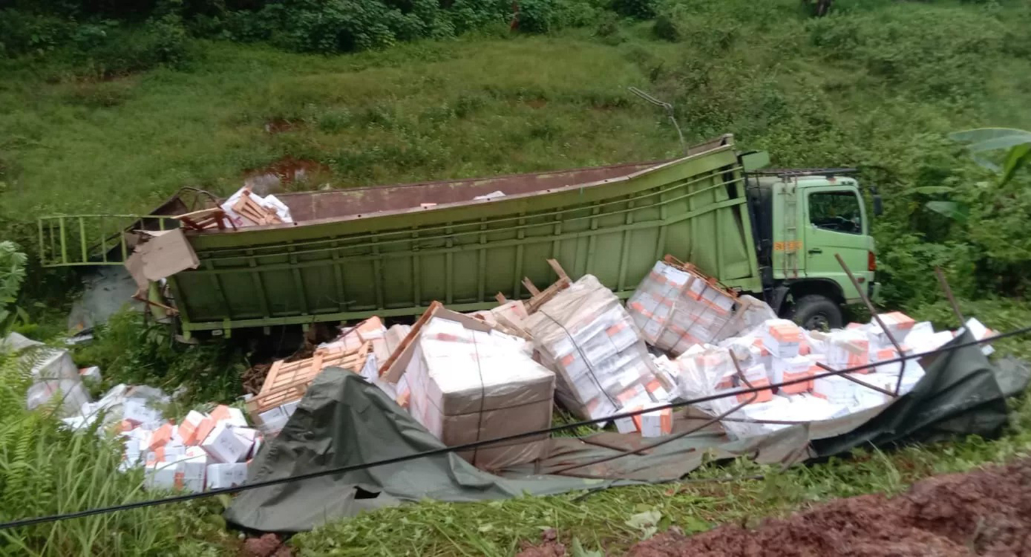 Muatan truk berserakan setelah masuk jurang di Jalan Sumbar-Riau, Km 180 Jorong Koto Panjang, Kenagarian Pangkalan, Kecamatan Pangkalan Koto Baru, Kabupaten Limapuluh Kota,  Provinsi Sumatera Barat, Ahad (19/10/2025).