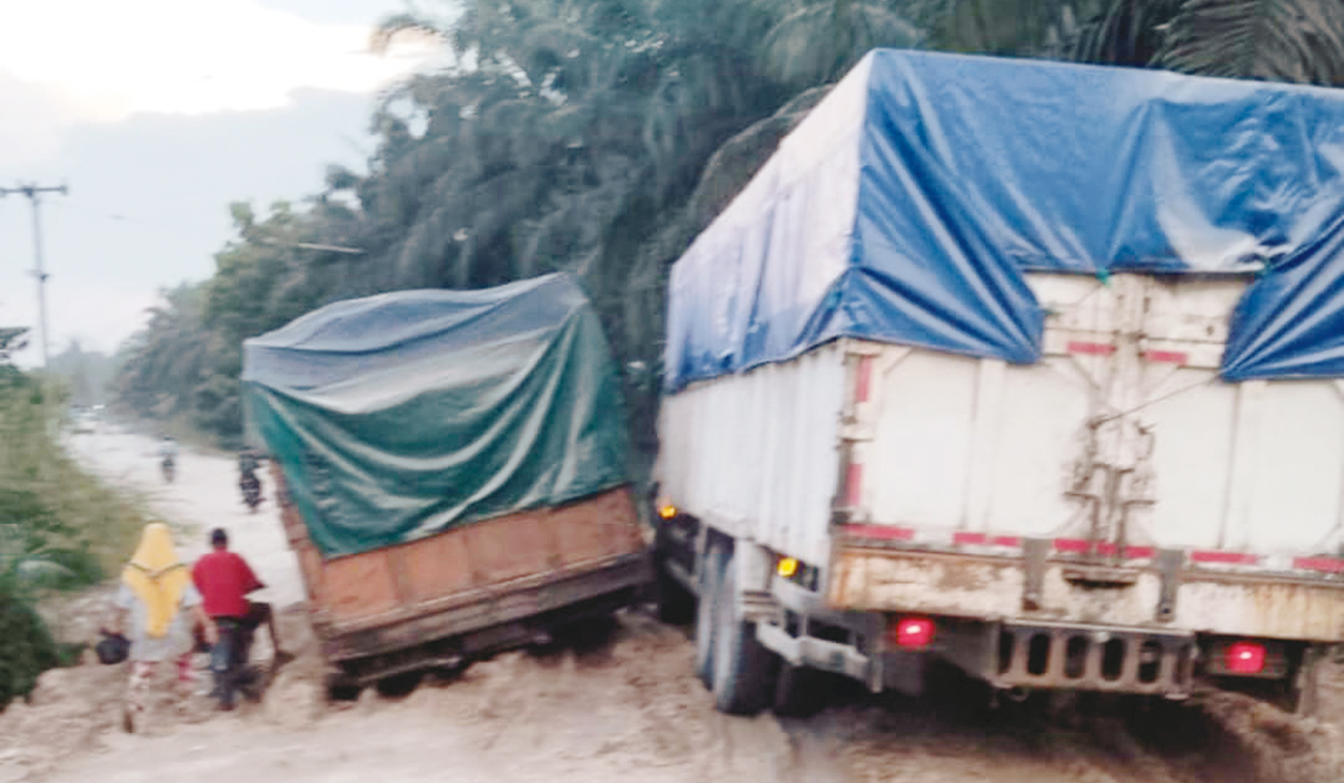 RUSAK: Ruas Jalan Desa Sako-Desa Sungai Langsat Kecamatan Pangean kembali rusak. Kecamatan Pangean minta perusahaan lakukan perbaikan sesuai kesepakatan, Ahad (19/10/2025).
