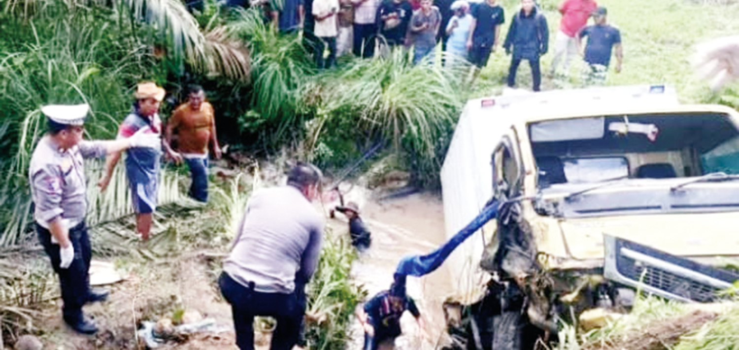 EVAKUASI: Personel Satlantas Polres Pelalawan melakukan evakuasi korban kecelakaan beruntun di Jalan Lintas Timur (Jalintim) KM 53, Kecamatan Bandar Seikijang, Kabupaten Pelalawan yang menyebabkan sepasang suami istri meninggal akibat tertimpa truk box, S