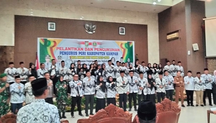 Bupati Kampar Ahmad Yuzar (tengah) dan Sekda Hambali (lima kanan) foto bersama pengurus PGRI Kampar di Aula Kantor Bupati Kampar, Senin (20/10/2025).