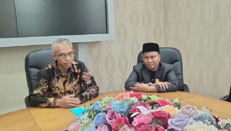 Ketua Komisi I DPRD kabupaten Kampar Ristanto (baju batik) bersama anggota Komisi I Hendri Domo saat memberikan keterangan di ruang rapat Komisi I DPRD Kampar, Bangkinang, Senin (20/10/2025).
