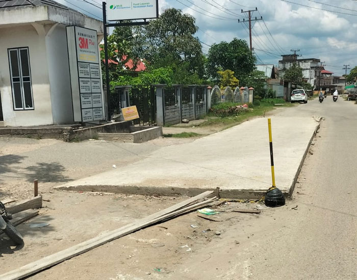 Kondisi pengerjaan tambal sulam jalan di Jalan Lingkar, Kecamatan Tembilahan, Inhil yang membahayakan masyarakat, Senin (20/10/2025).