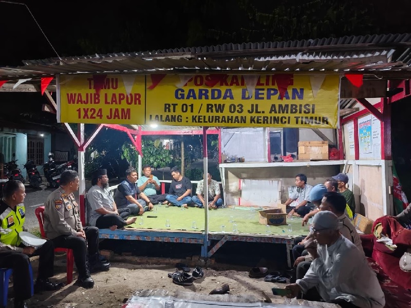 Kapolres Pelalawan, AKBP John Letedara, S.I.K bersama personel menggelar patroli Raga keliling menyambangi pos ronda di Jalan Raja Pangkalan Kerinci dalam palaksanaan untuk menciptakan situasi aman.