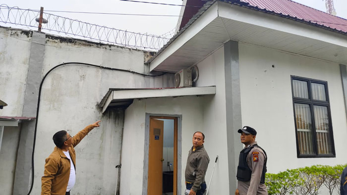 Polisi saat mendatangi lokasi tempat kaburnya terpidana mati di Rutan Siak, Senin (20/10/2025).