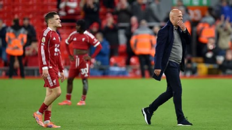 Liverpool asuhan Arne Slot telah kalah empat pertandingan berturut-turut setelah kalah 1-2 dari Manchester United di Anfield.