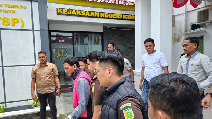 Mantan Ketua DPRD Kuansing 2009-2014, H Muslim SSos MSi, Senin (20/10/2025) akhirnya ditahan Kejari Kuansing setelah ditetapkan sebagai tersangka pembangunan Hotel Kuansing pada 26 Mei 2025 lalu.
