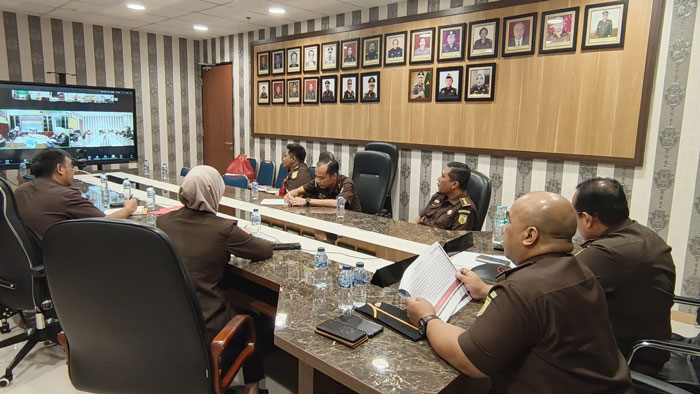 Plt Kajati Riau Dedie Tri Hariyad dan jajaran mengikuti ekspose virtual bersama Sesjampidum/PIt Dir A, Undang Mugopal untuk penyelesaian perkara Restorative Justice dua warga Pekanbaru