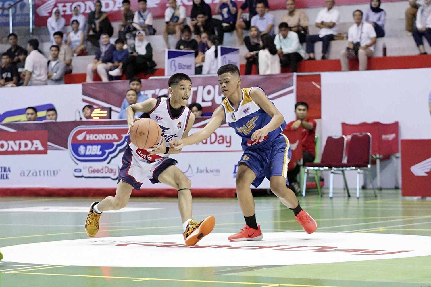 Pemain SMAN 1 Pekanbaru (kiri) SMA Stella Gracia Pekanbaru berebut bola saat pertandingan Honda DBL with Kopi Good Day 2025 Riau Series di Gelanggang Remaja, Pekanbaru, Senin (20/10/2025).