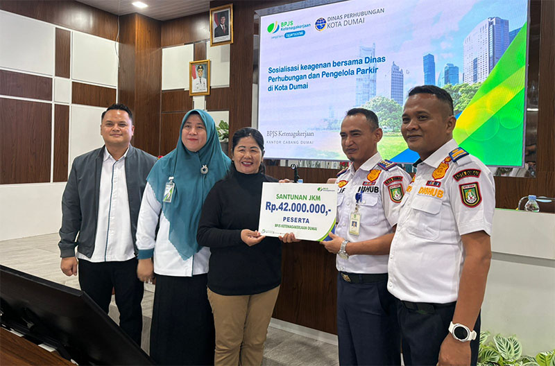 Sekretaris Dishub Dumai Alif Sujud menyerahkan simbolis santunan jaminan kematian kepada ahli waris juru parkir didampingi Kepala BPJS Ketenagakerjaan Dina Khairina di Kantor Dishub, Senin (20/10/2025