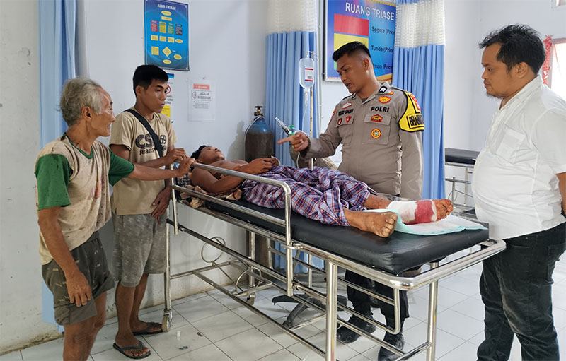 Butet als Bantet mengalami luka serius pada bagian kaki saat di rawat di Puskesmas Batang Gansal, Senin (21/10/2025).