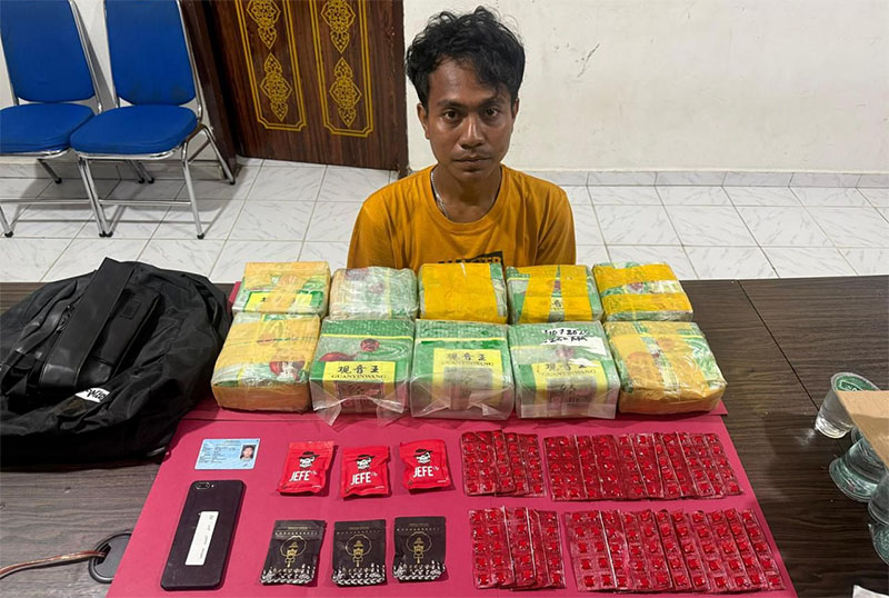 Tersangka SE saat dimankan bersama barang bukti narkoba.