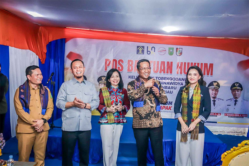 Wako Agung Nugroho mendampingi Menteri Hukum Supratman Andi Agtas dalam peresmian Posbankum di Kantor Lurah Tobek Godang, Selasa (21/10/2025).