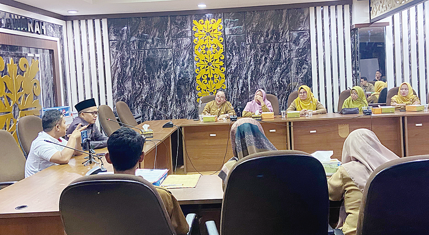 PERTEMUAN: Ketua DPRD Kota Pekanbaru Muhammad Isa Lahamid (berpeci hitam) menemui rombongan guru honorer nondatabase di ruangannya, Senin (20/10/2025).