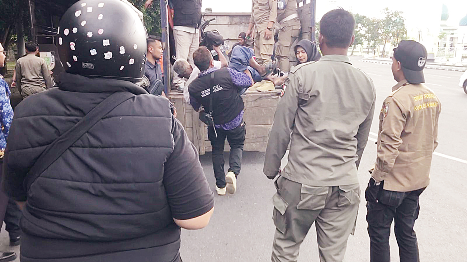 AMANKAN GEPENG: Petugas tim gabungan mengamankan gepeng saat Operasi Aman P2KS di Jalan Hang Tuah, akhir pekan lalu.