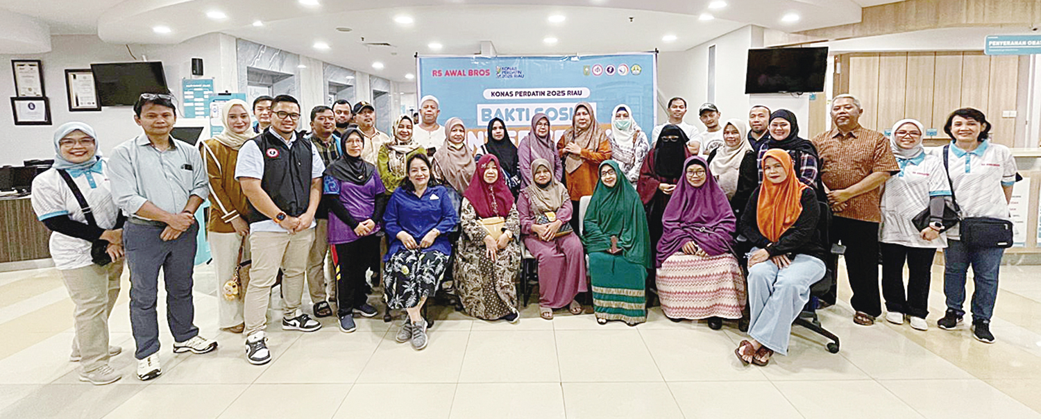 RS Awal Bros untuk riau pos Bakti Sosial:  Perwakilan RS Awal Bros Sudirman dan RS Awal Bros Hangtuah yang berkolaborasi dengan Perdatin Riau  foto bersama pada kegiatan Bakti Sosial Intervensi Nyeri, belum lama ini.
