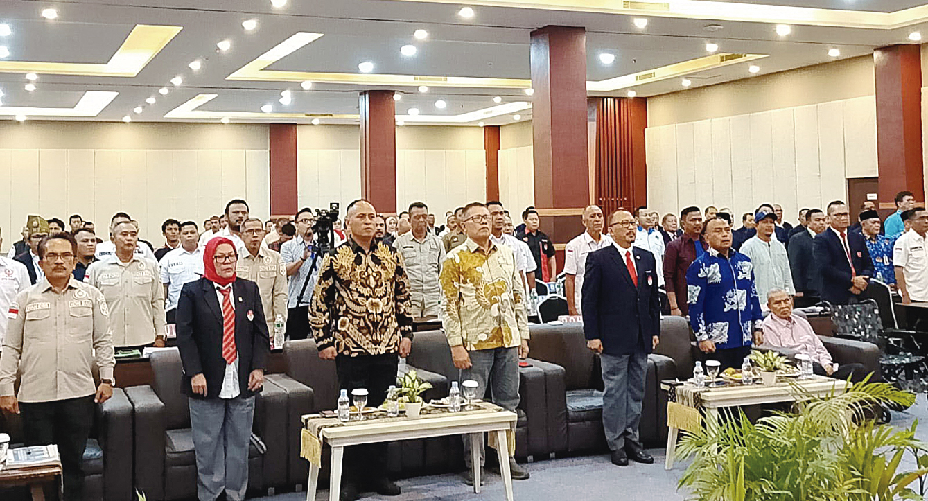 Peserta menyanyikan lagu Indonesia Raya saat pembukaan Rapat Kerja Provinsi KONI Riau di Hotel Angkasa, Pekanbaru, Jumat (17/10/2025).