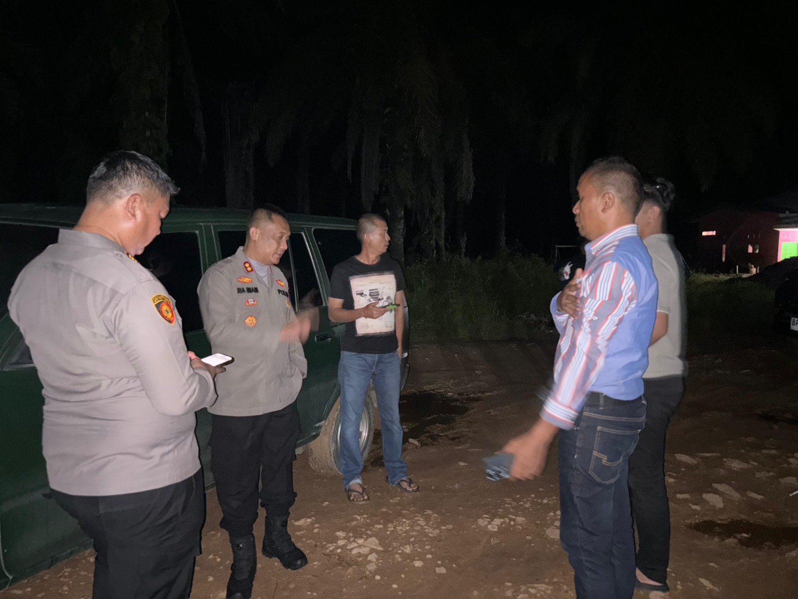 Kapolres Rohil AKBP Isa Imam Syahroni dan sejumlah perwira berada di lapangan pasca terjadinya bentrok di daerah Balai Jaya, Senin (20/10/2025) malam.
