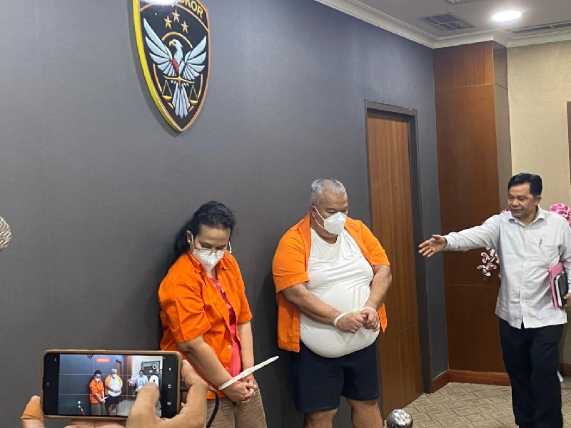 Mantan Direktur Utama PT SPR periode 2010&ndash;2015 Rahman Akil dan mantan Direktur Keuangan, Debby Riauma Sari menggunakan baju oranye setelah resmi ditahan oleh Kortas Tipidkor Bareskrim Polri.