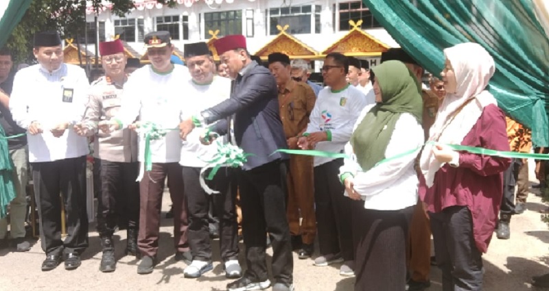 Bupati Kuansing Suhardiman Amby didampingi Ketua DPRD H Juprizal, Ketua TPKK Hj Yulia Herma dan unsur Forkompinda membuka Pesantren Expo Santri 2025 di kawasan Taman Jalur, Selasa (21/10/2025).