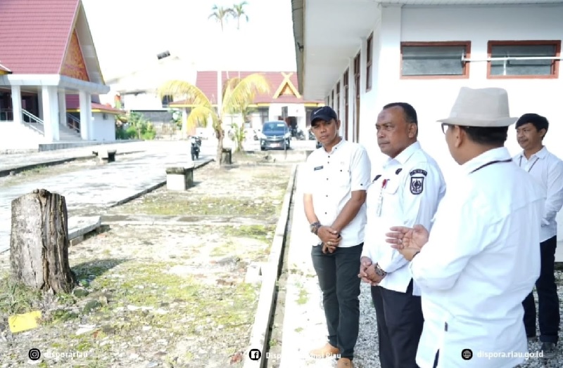Kadispora Riau Yurnalis (dua kiri) meninjau kompleks sarana dan prasarana pemuda di Jalan Diponegoro Pekanbaru, baru-baru ini. Kompleks ini bisa dimanfaatkan masyarakat.