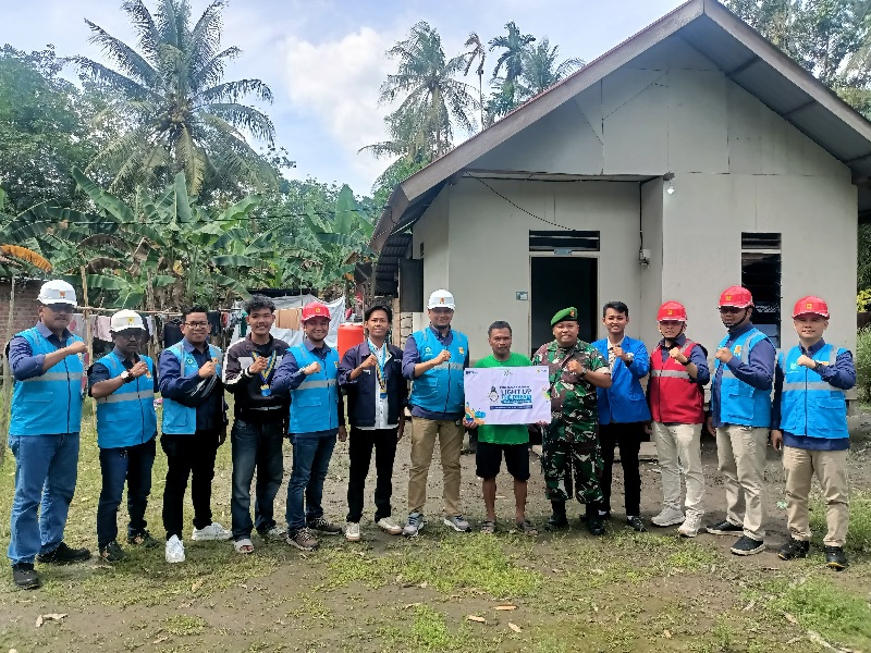 Penyalaan listrik simbolis di tiga titik rumah warga penerima bantuan di Desa Pematang Duku Timur melalui pemasangan meteran gratis untuk warga kurang mampu, Selasa (21/10/2025).