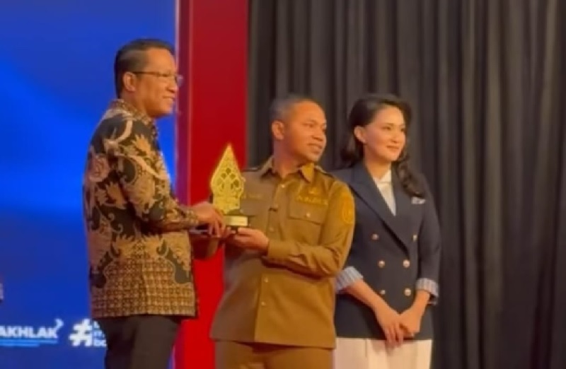 Menkum RI Supratman Andi Agtas didampingi Duta Posbankum yang juga Gubernur Maluku Utara Sherly Tjoanda Laos (paling kanan), menyerahkan plakat penghargaan kepada Gubernur Riau Abdul Wahid.