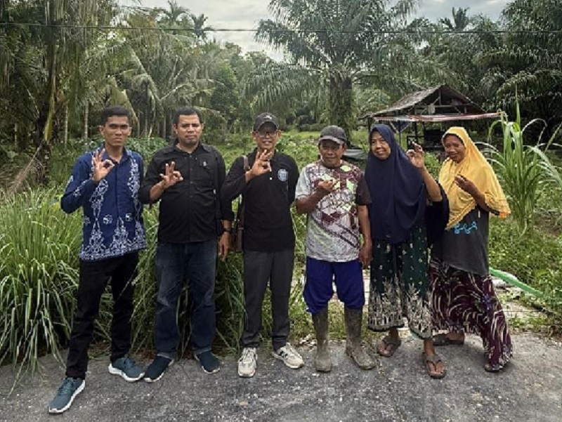 Polbeng dan Dinas Pertanian Tanaman Pangan dan Hortikultura Bengkalis turun ke lapangan untuk mengembangkan teknologi irigasi IoT dan bajak mini untuk memajukan pertanian.