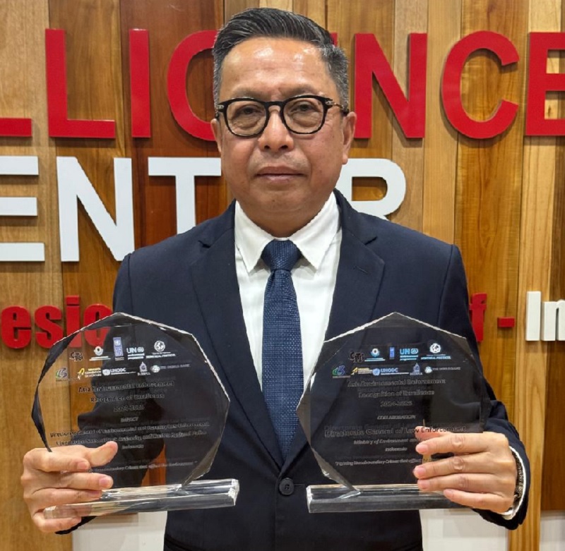 Rasio Ridho Sani Deputi Pengendalian Pencemaran dan Kerusakan Lingkungan KLH/BPLH, saat Menerima Recognition and Excellence Award 2024-2025 dari Badan PBB: UNEP, UNODC, WCO, UNDP dan INTERPOL.