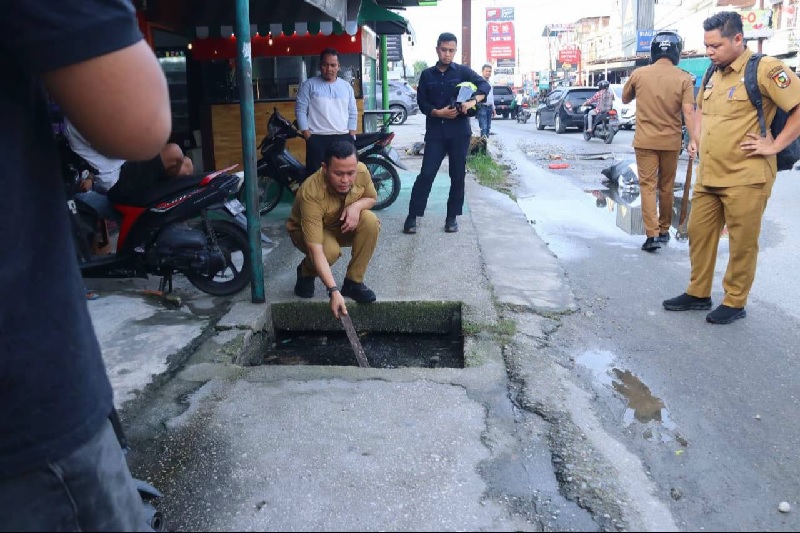 Wako Pekanbaru Agung Nugroho mengecek langsung kondisi drainase di Kota Pekanbaru, baru-baru ini.