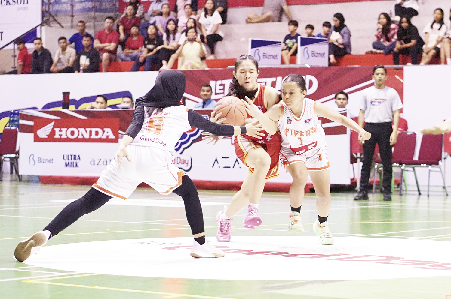 Pemain SMA Darma Yudha Pekanbaru (tengah) berusaha melewati adangan dua pemain SMAN 5 Pekanbaru dalam pertandingan Honda DBL with Kopi Good Day 2025 Riau di Gelanggang Remaja Pekanbaru, Selasa (21/10/2025).