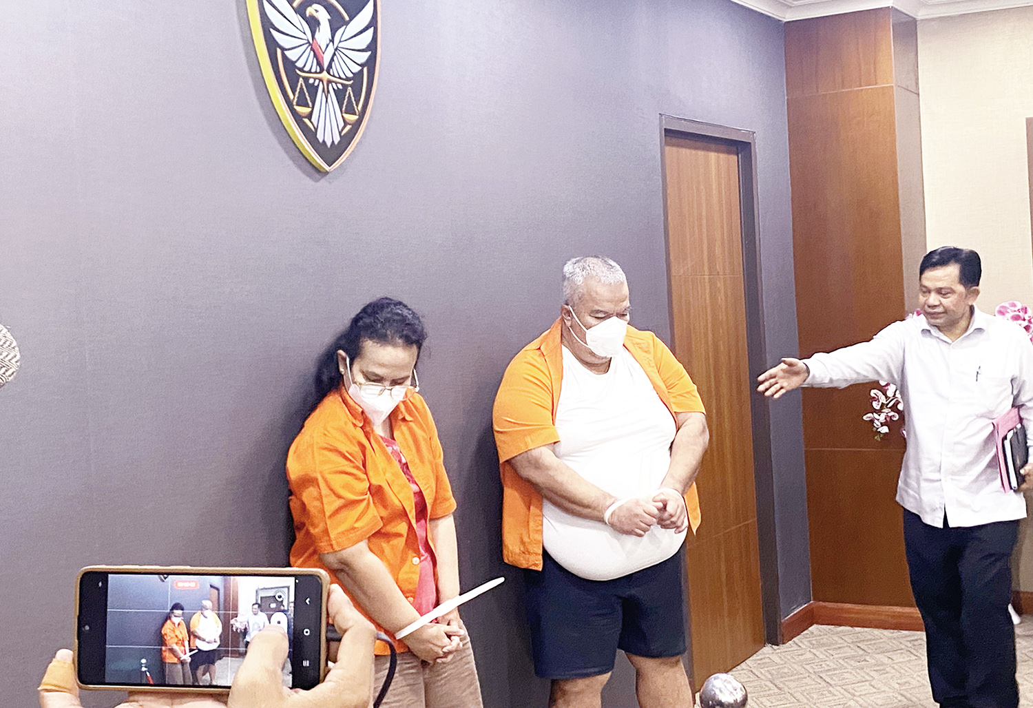 Mantan Direktur Utama PT Sarana Pembangunan Riau periode 2010-2015 Rahman Akil (tengah) dan Direktur Keuangan Debby Riauma Sari dihadirkan dalam konferensi pers di Aula Kortas Tipidkor Bareskrim Polri, Jakarta, Selasa (21/10/2025).