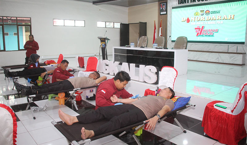 Humas Polres Bengkalis menggelar kegiatan donor darah sempena HUT ke-74 Humas Polri, di Aula Mapolres Bengkalis, Rabu (22/10/2025).