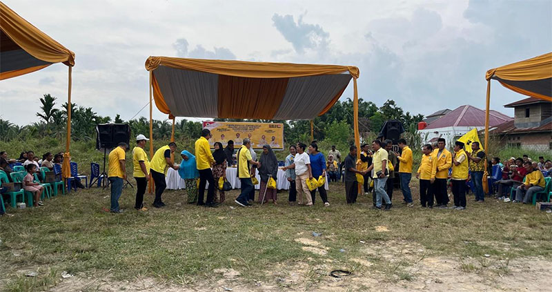 Ketua DPD Partai Golkar Provinsi Riau Syamsuar dan Ketua DPD II Partai Golkar Siak Indra Gunawan, membagikan sembako di Kelurahan Kandis Kota, Kecamatan Kandis, Kabupaten Siak, Senin (20/10/2025).