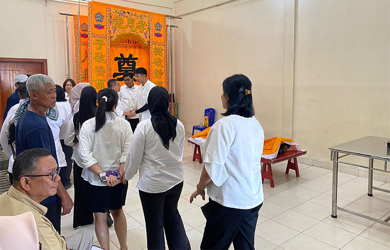 Pelayat saat datang ke rumah duka di Jalan Yos Sudarso mengucapkan dukacita untuk almarhum Deddy Handoko.