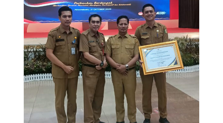 Plt Kadis Sosial PMD Kuansing Dody Fitrawan tengah memegang penghargaan Posbankum bersama Wakil Bupati H Muklisin, Staf Ahli Bupati Ahmad Herry, dan Kabid Desa Irfansyah